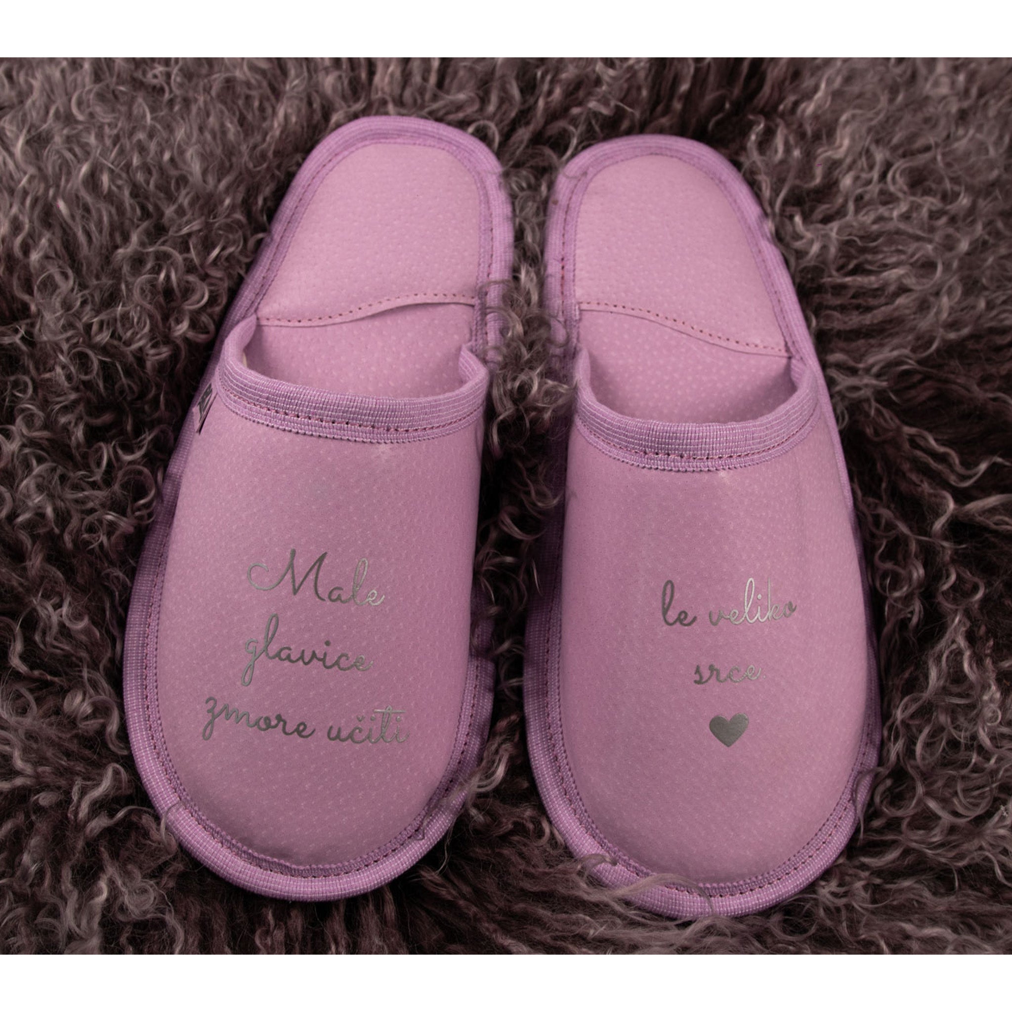 Lederhausschuhe mit Aufschrift – ein Geschenk für eine Lehrerin oder Erzieherin zum Schuljahresende (helllila)