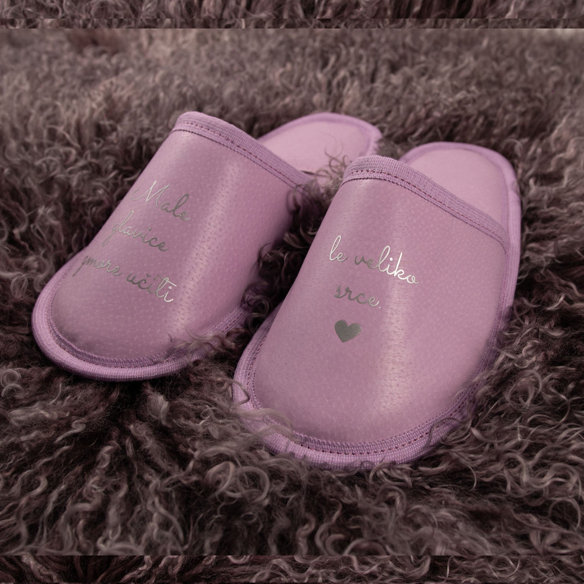 Lederhausschuhe mit Aufschrift – ein Geschenk für eine Lehrerin oder Erzieherin zum Schuljahresende (helllila)