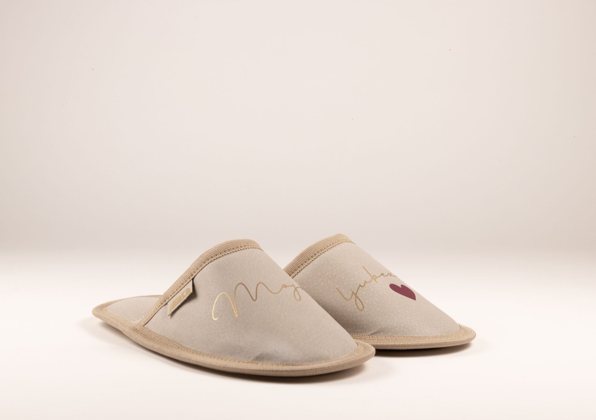 Usnjeni copati z napisom