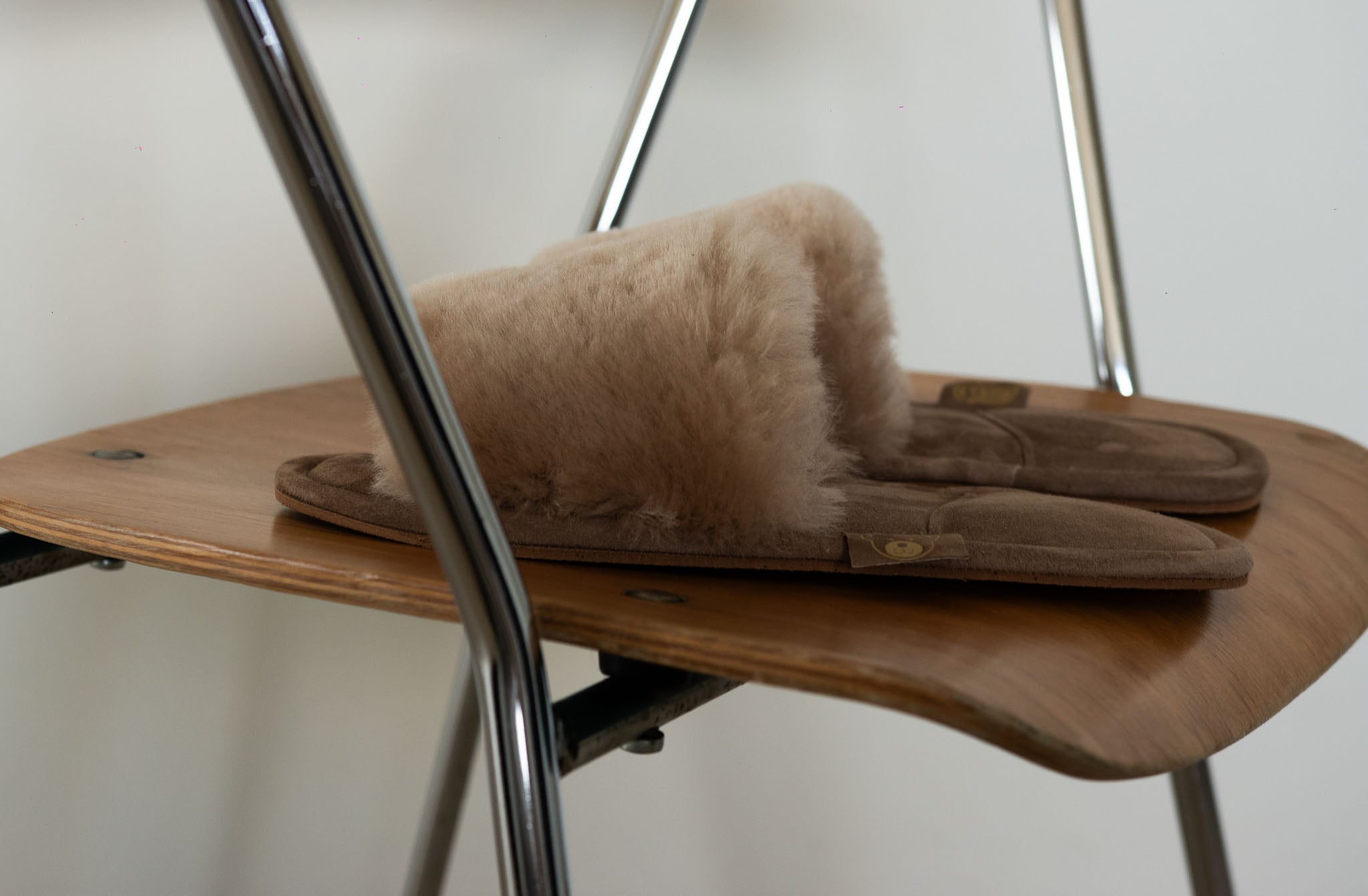 Trendni usnjeni natikači spedaj odprti