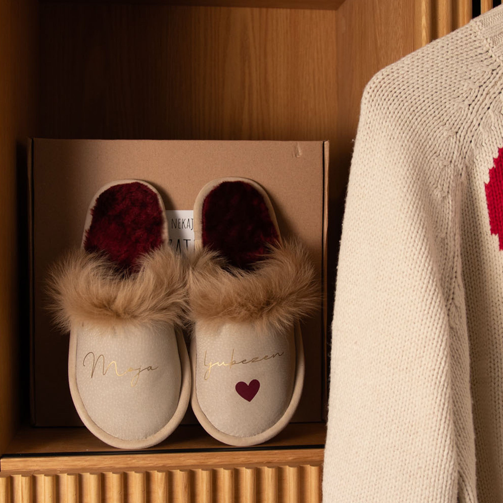 Krzneni copati z napisom Moja ljubezen