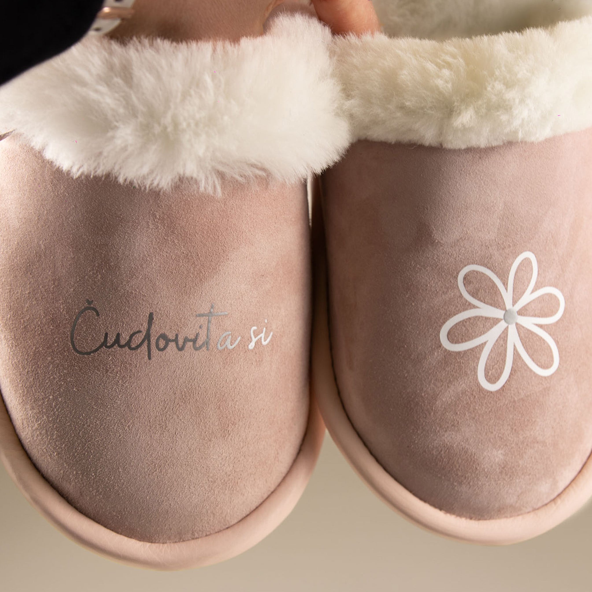 Krzneni copati z napisom za darilo