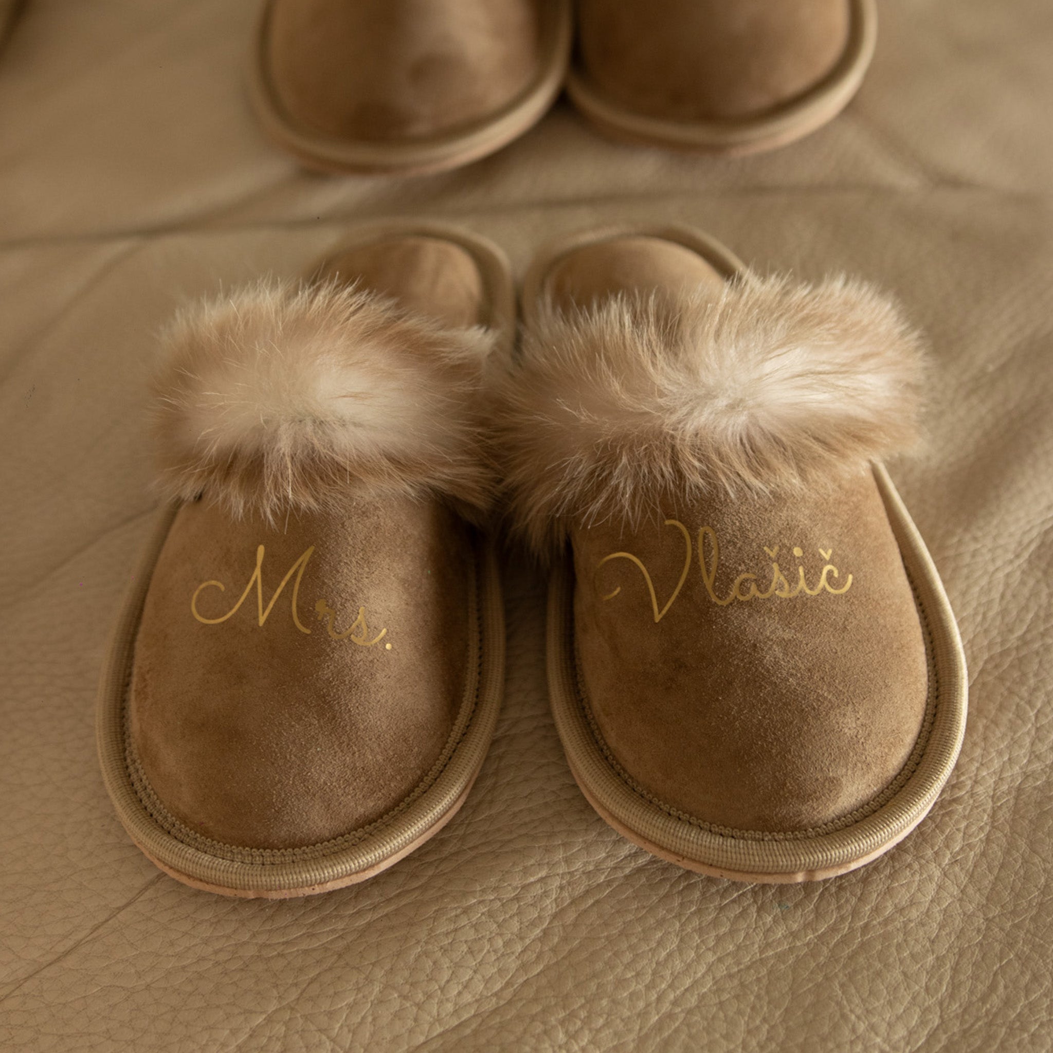 Lederschuhe mit Aufschrift – MR. und MRS.