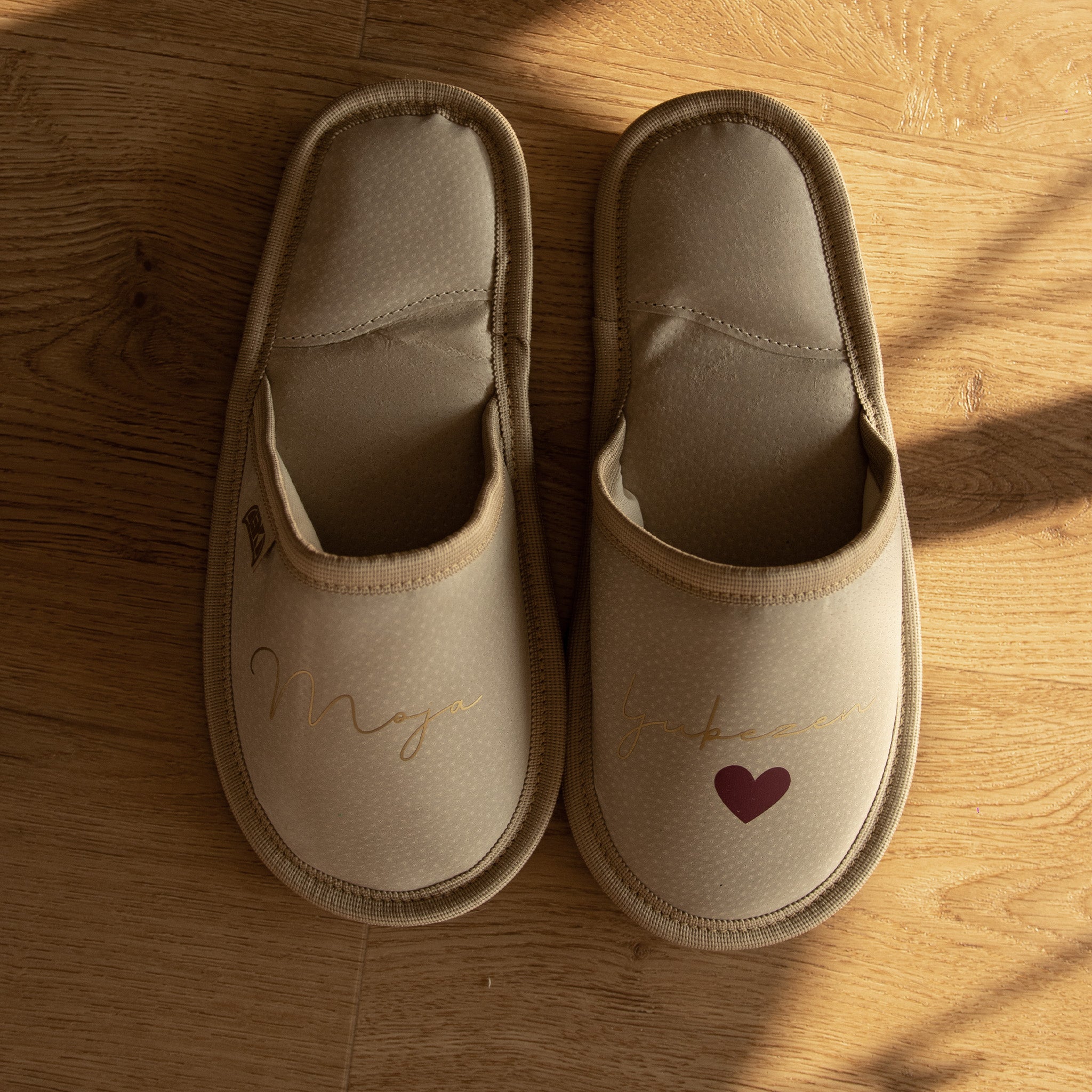 Usnjeni copati z napisom