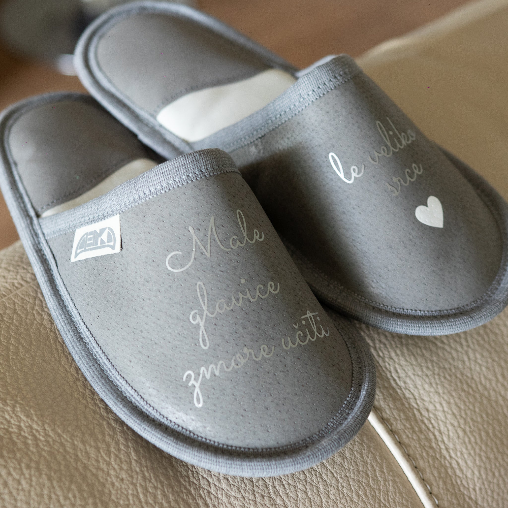 Usnjeni copati z imenom učiteljice – personalizirano darilo za učiteljico 1. razreda.