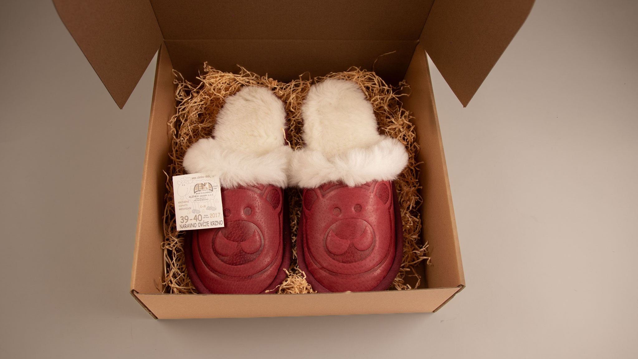 Darilno pakiranje s polnilom