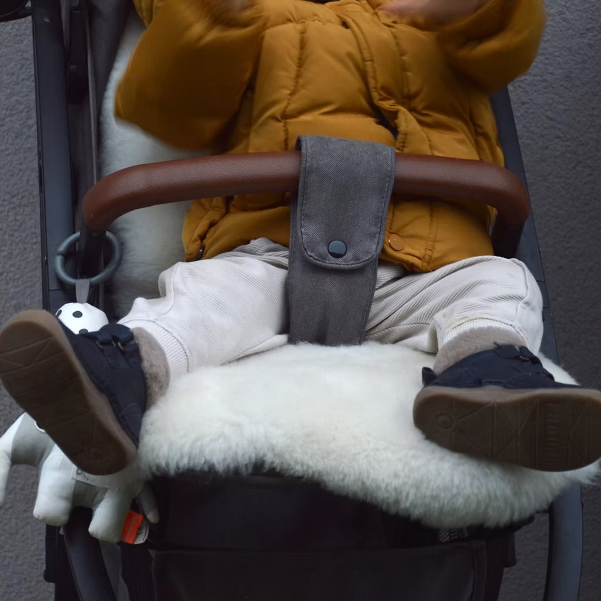 Krznena koža za otroški voziček