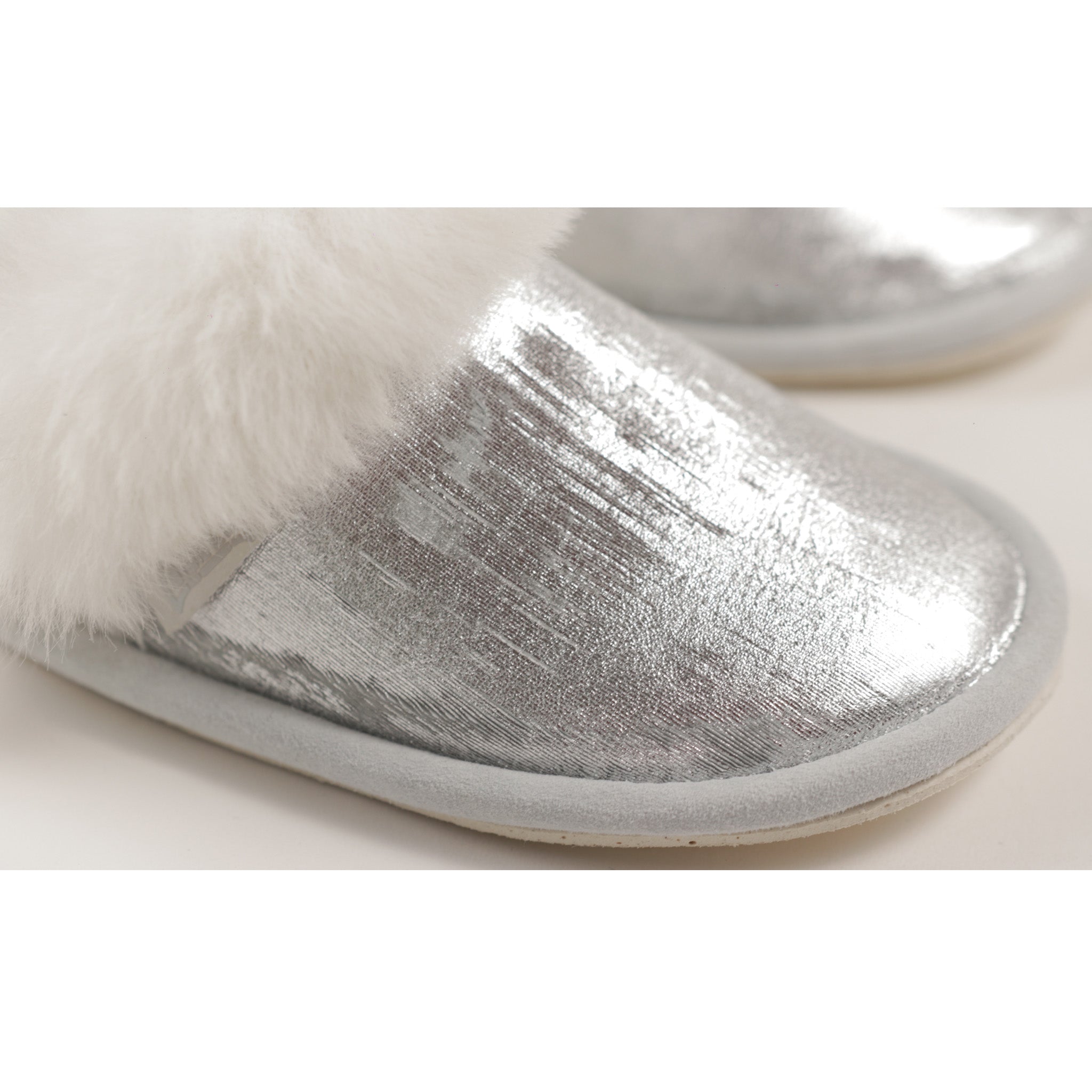 Srebrni krzneni copati